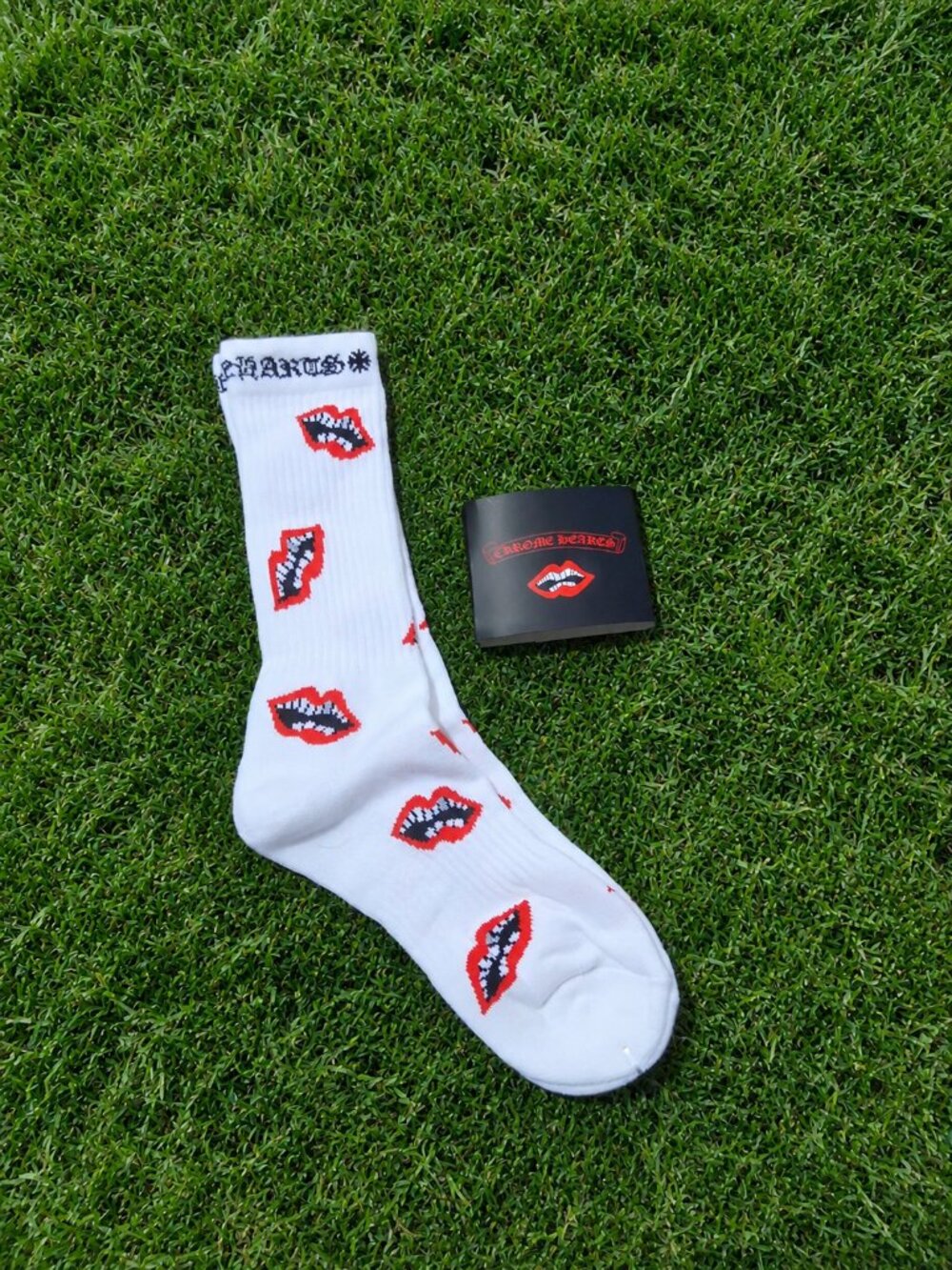 white chomre hearts socks
